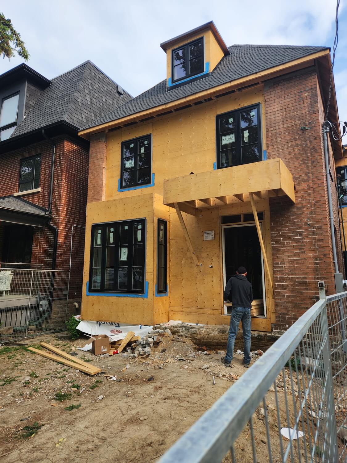 Brick veneer being laid on a new custom home under construction